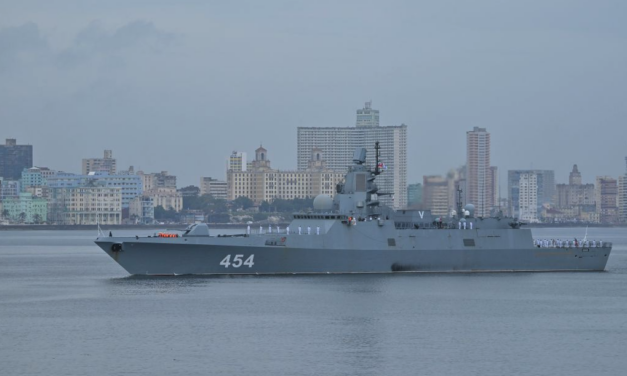 La fragata rusa Gorshkov, parte de una flota rusa de cuatro buques, llega al puerto de La Habana