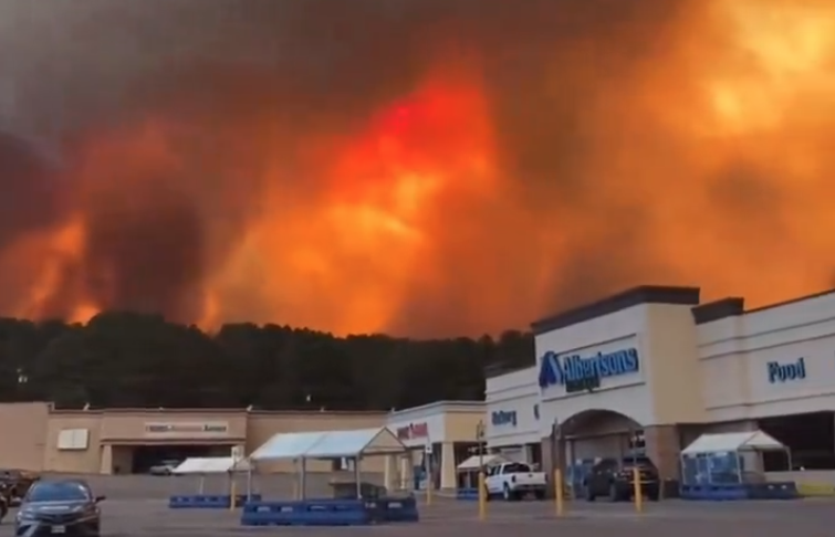 Ruidoso, NM. en llamas, evacuación histórica