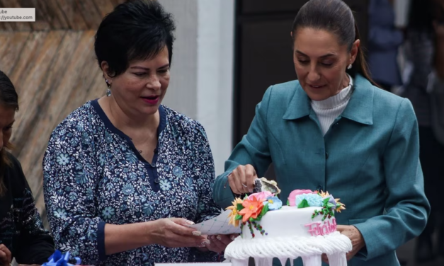 Festejan a Claudia Sheinbaum con pastel, marimba y abrazos por su cumpleaños número 62