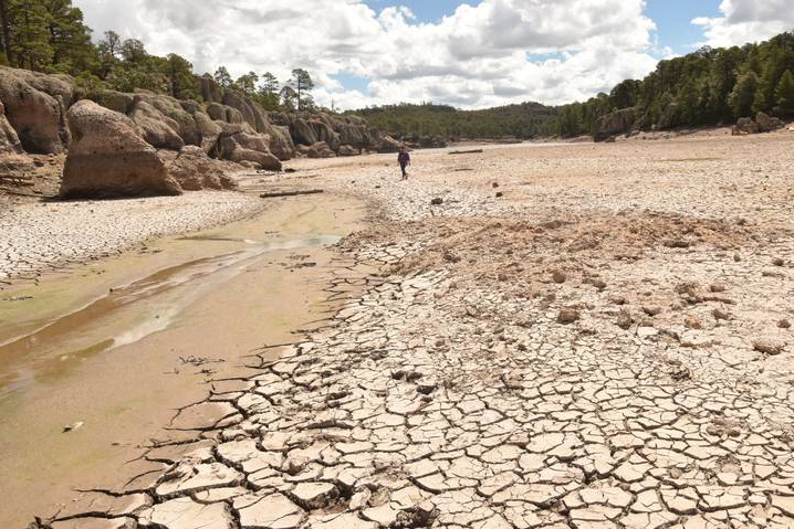 Lago de Arareko agoniza por la sequía; su margen retrocedió decenas de metros