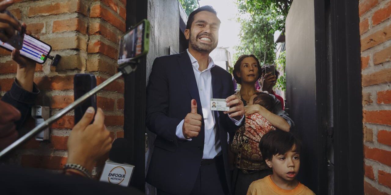 Jorge Álvarez Máynez vota en elecciones 2024