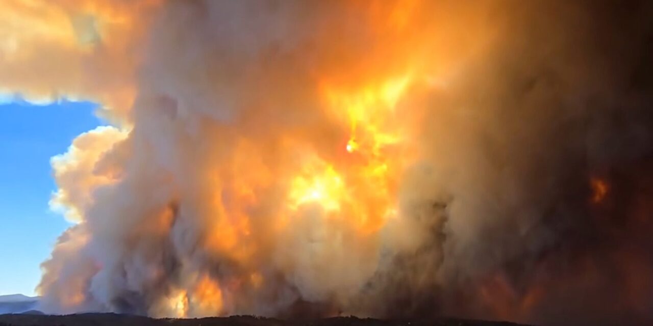 Continua evacuación en Ruidoso por incendios forestales 