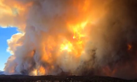 Continua evacuación en Ruidoso por incendios forestales 