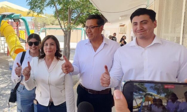 Acude Rogelio Loya a votar con su familia