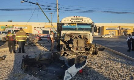 Camión choca a vehículo compacto y mueren dos tripulantes; llevaban a un niño de 7 años