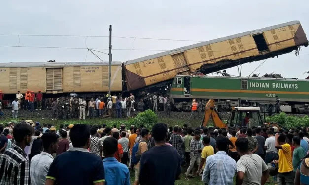 Choque de trenes que dejó 15 muertos y decenas de heridos en la India