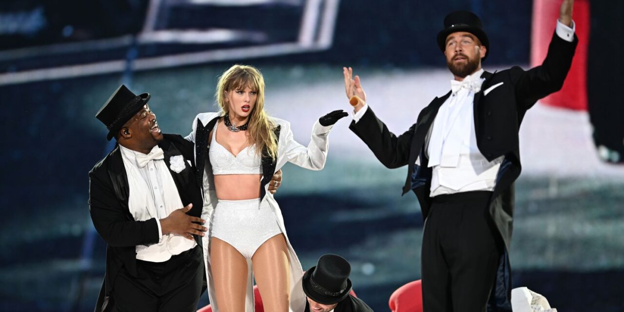 Travis Kelce saca sus mejores pasos como bailarín en concierto de Taylor Swift