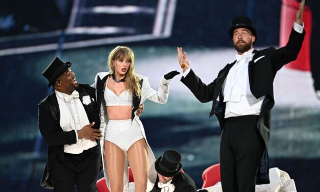 Travis Kelce saca sus mejores pasos como bailarín en concierto de Taylor Swift
