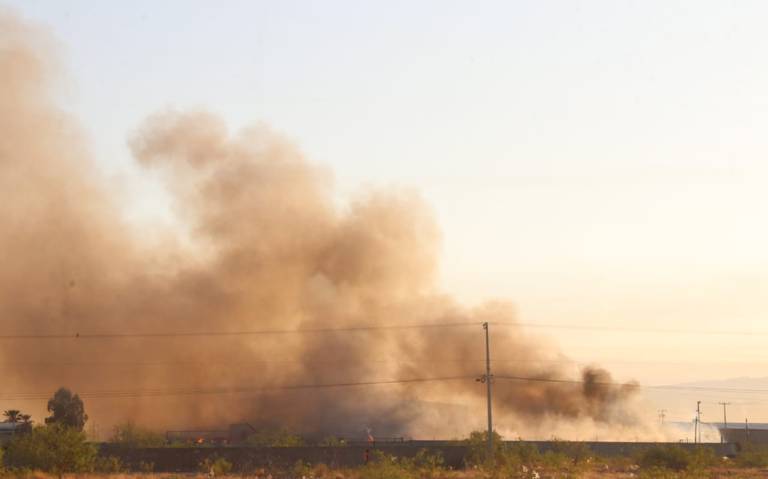Voraz incendio consume fábrica de tarimas al sur de la ciudad de Chihuahua