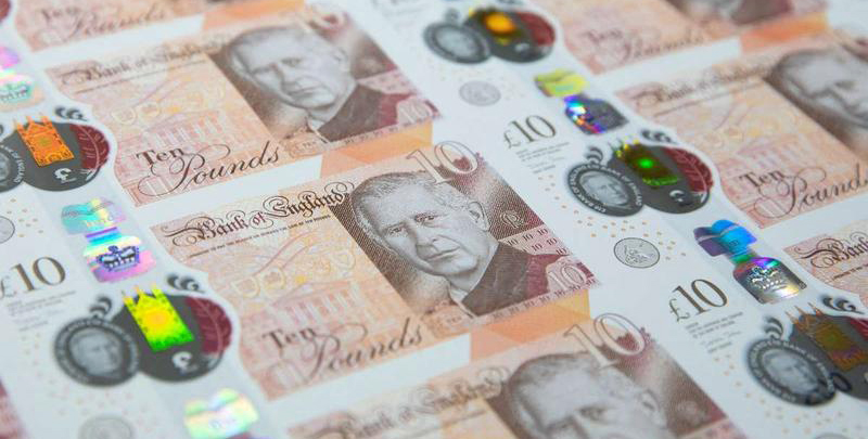Billetes del rey Carlos entran en circulación en el Reino Unido