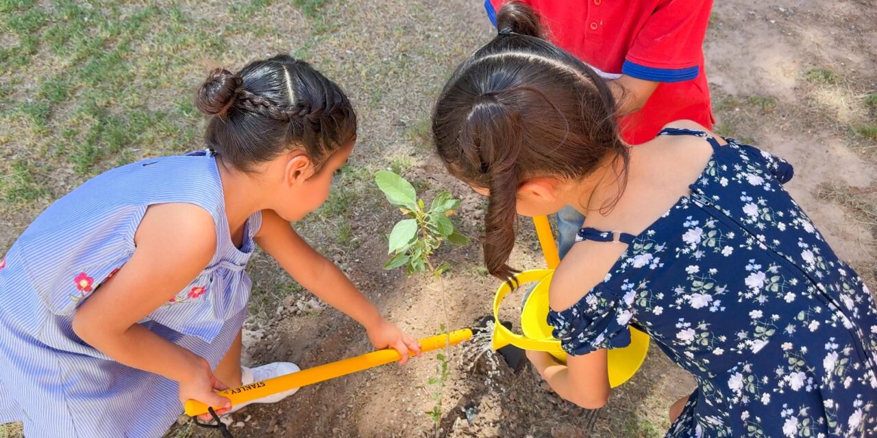 Dona Parques y Jardines 30 árboles al albergue Granja Hogar de DIF Municipal