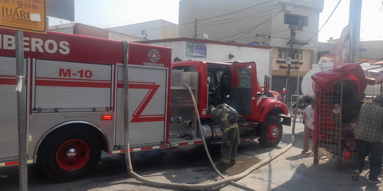 Apagan los bomberos incendio en bodega del Mercado Reforma