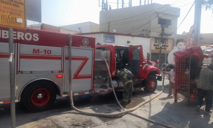 Apagan los bomberos incendio en bodega del Mercado Reforma