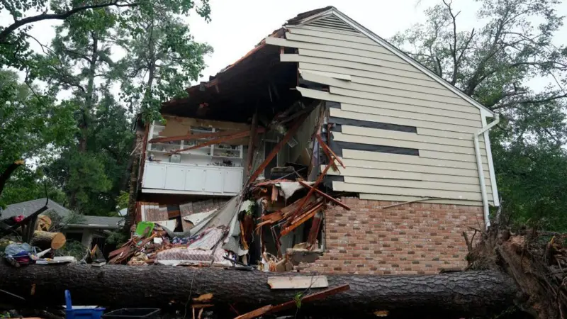 ‘Beryl’ deja al menos 4 muertos y 2 millones de hogares sin electricidad a su paso por el sur de Texas