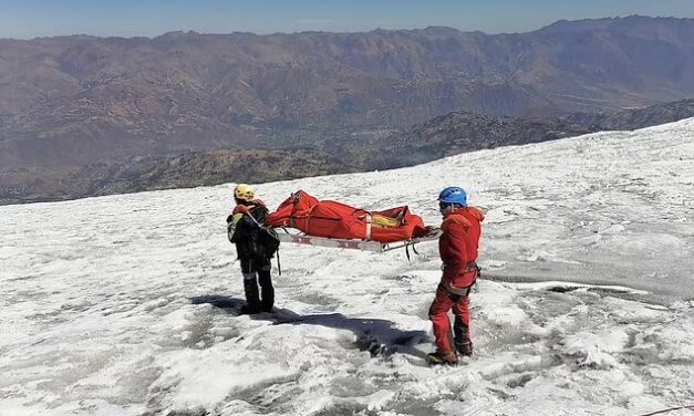 Encuentran en nevado de Perú cuerpo de montañista desaparecido hace 22 años