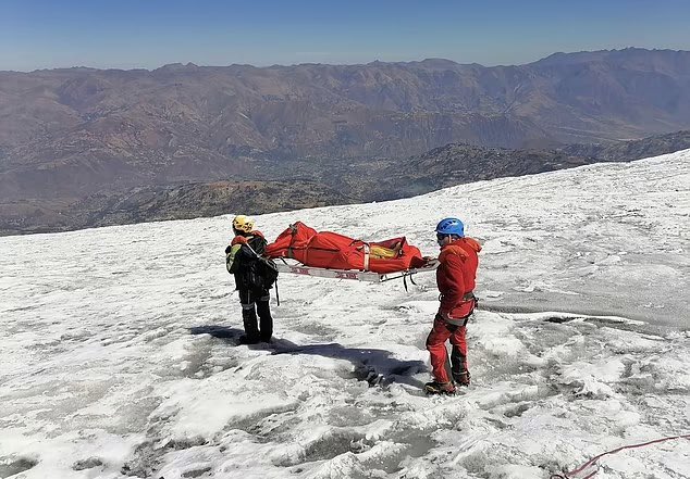 Encuentran en nevado de Perú cuerpo de montañista desaparecido hace 22 años