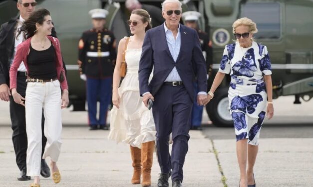 Biden es alentado por su familia para seguir en la carrera presidencial