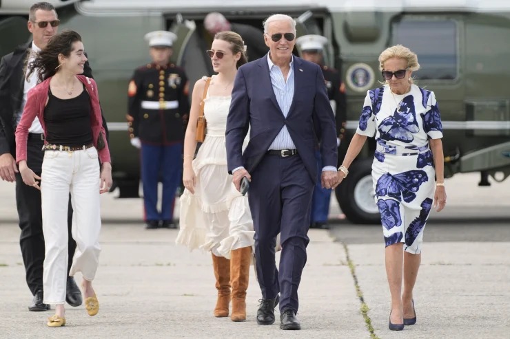 Biden es alentado por su familia para seguir en la carrera presidencial