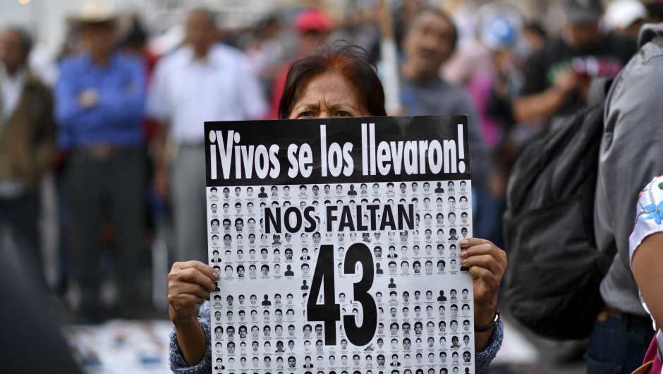 Claudia Sheinbaum se reúne por primera vez con padres de los 43 estudiantes de Ayotzinapa