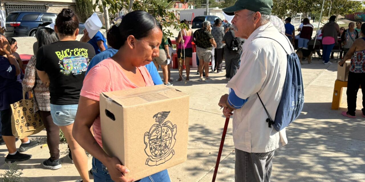 Entrega la Dirección de Desarrollo Social despensas a vecinos de la Plutarco Elías Calles