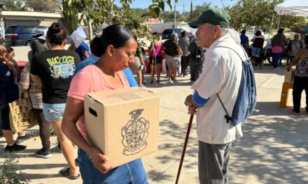 Entrega la Dirección de Desarrollo Social despensas a vecinos de la Plutarco Elías Calles