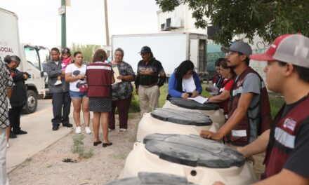 Reciben familias tinacos por parte de Desarrollo Social