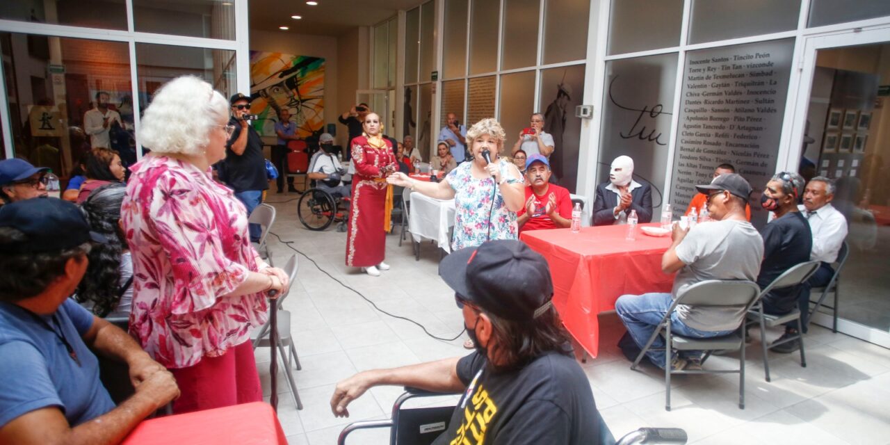 Leyendas de la Lucha Libre conviven en la Sala de Arte Germán Valdés “Tin Tan”