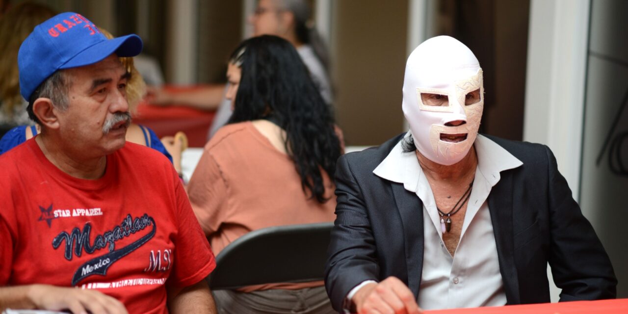 Leyendas de la Lucha Libre conviven en la Sala de Arte Germán Valdés “Tin Tan”