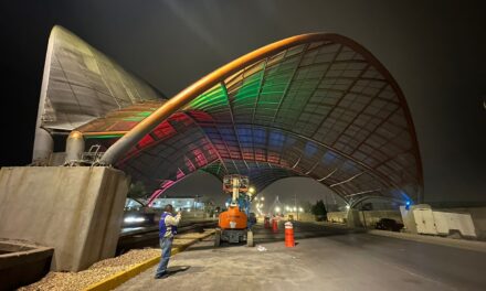 Inician pruebas de iluminación decorativa en el camellón de la Panamericana