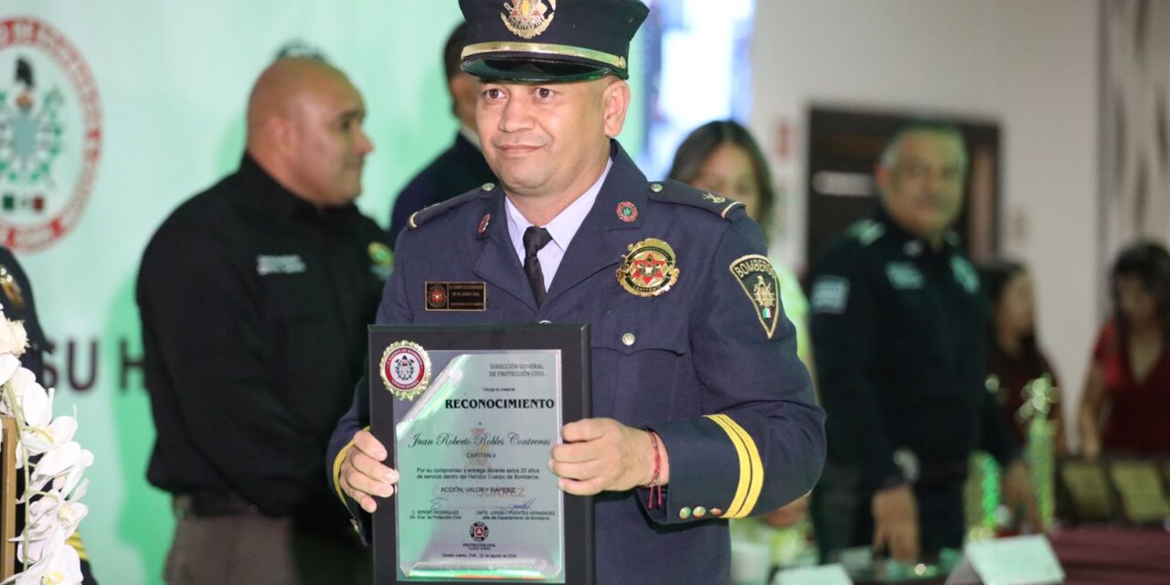 Reconoce alcalde labor del Heroico Cuerpo de Bomberos