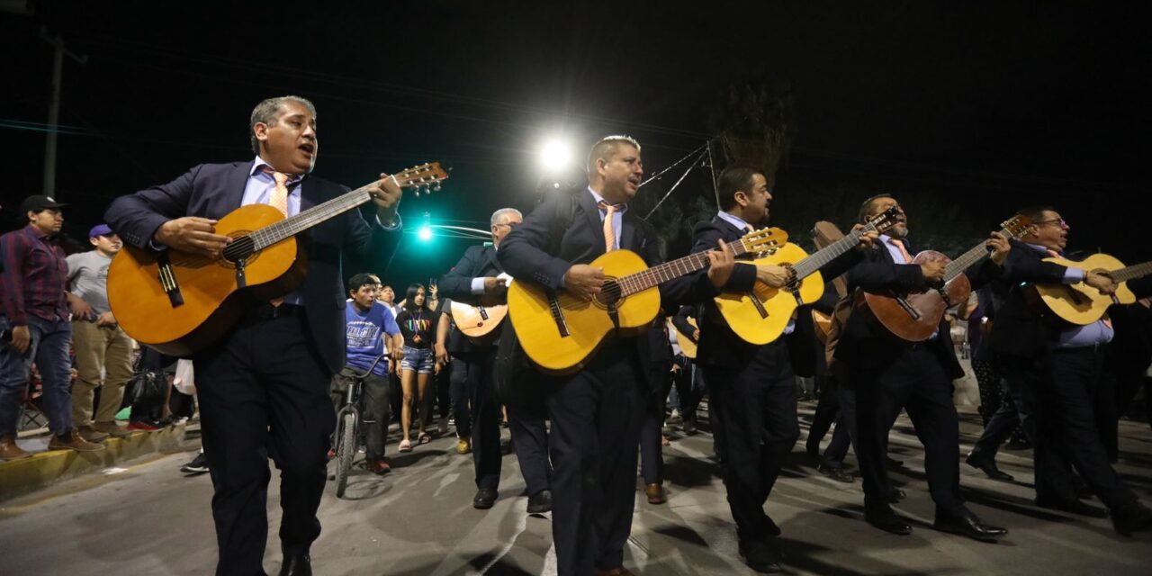 Todo un éxito la “Callejoneada Yo te Recuerdo” en honor a Juan Gabriel