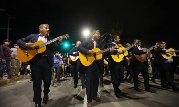 Todo un éxito la “Callejoneada Yo te Recuerdo” en honor a Juan Gabriel