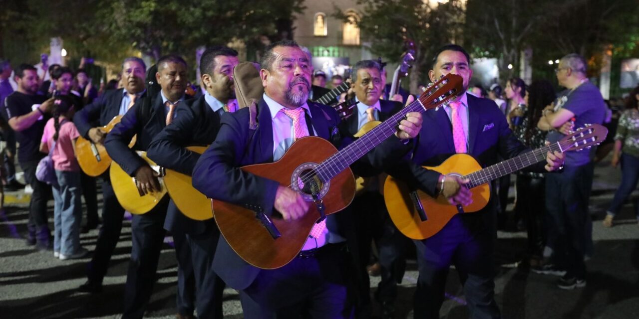 Todo un éxito la “Callejoneada Yo te Recuerdo” en honor a Juan Gabriel