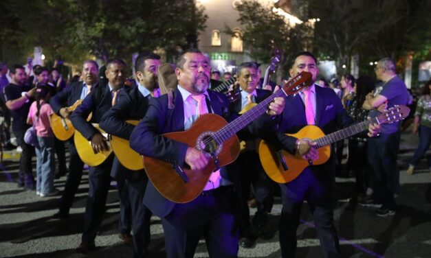 Todo un éxito la “Callejoneada Yo te Recuerdo” en honor a Juan Gabriel