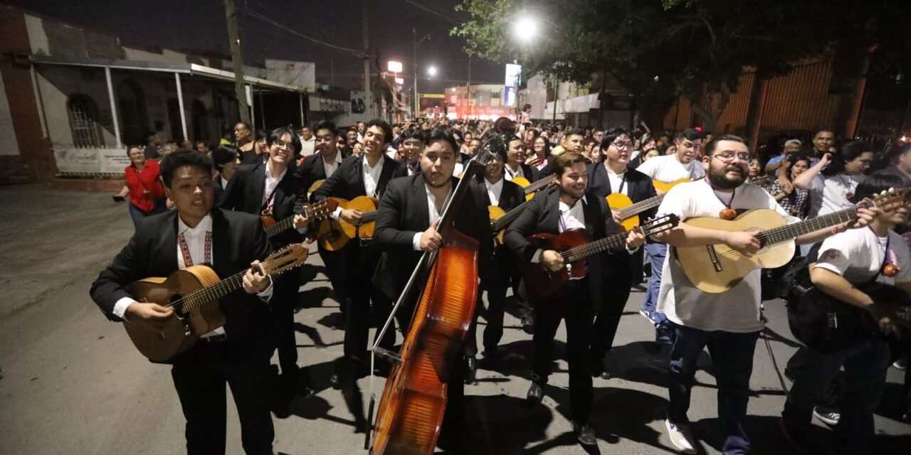 Todo un éxito la “Callejoneada Yo te Recuerdo” en honor a Juan Gabriel