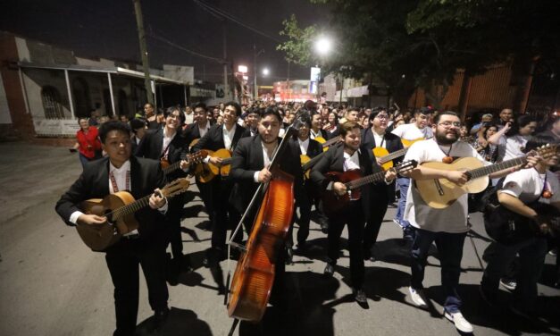 Todo un éxito la “Callejoneada Yo te Recuerdo” en honor a Juan Gabriel