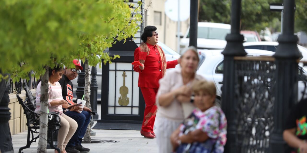 Asisten cientos de juarenses a exposición Juan Gabriel “Admirador de mis admiradores”