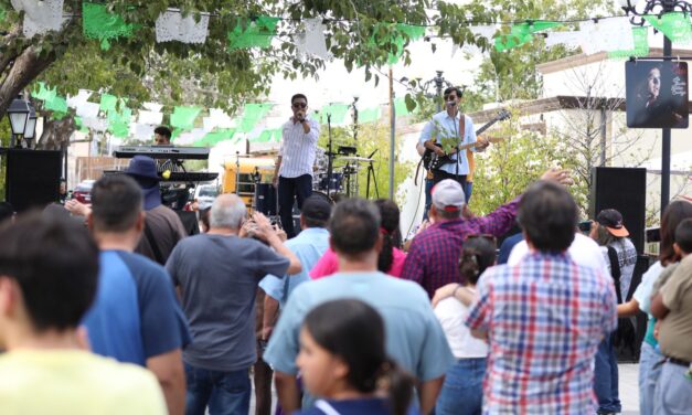 Asisten cientos de juarenses a exposición Juan Gabriel “Admirador de mis admiradores”