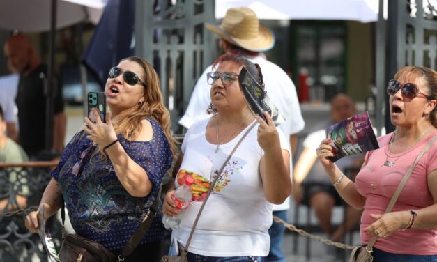 Asisten cientos de juarenses a exposición Juan Gabriel “Admirador de mis admiradores”