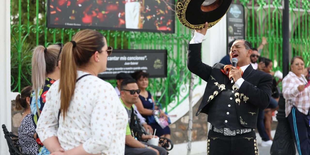 Asisten cientos de juarenses a exposición Juan Gabriel “Admirador de mis admiradores”