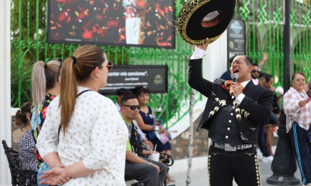 Asisten cientos de juarenses a exposición Juan Gabriel “Admirador de mis admiradores”