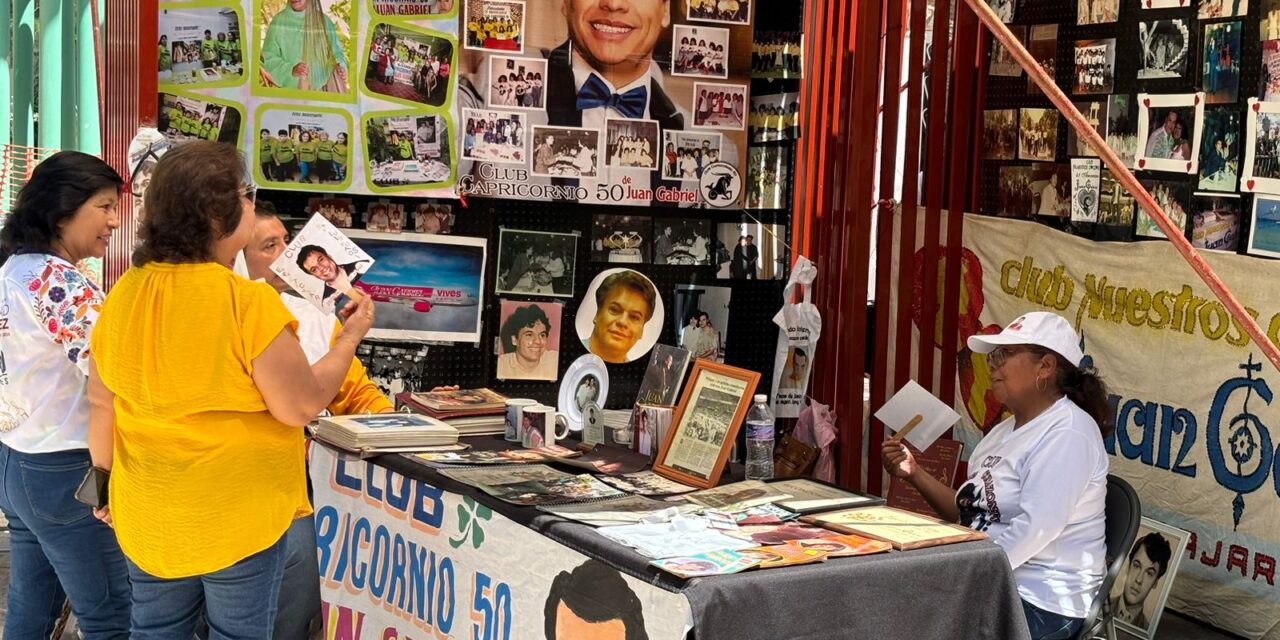 Asisten cientos de juarenses a exposición Juan Gabriel “Admirador de mis admiradores”