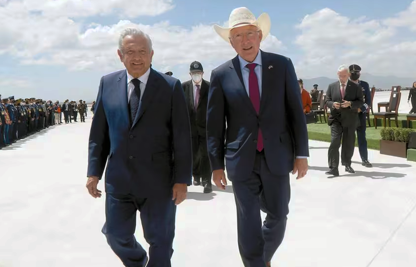 Trabajamos con máximo respeto a la soberanía de México, responde Ken Salazar tras “pausa” de AMLO a relaciones