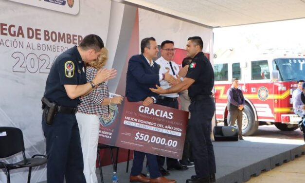 Entrega Marco Bonilla unidades bomberas y reconocimiento al “Bombero del Año”