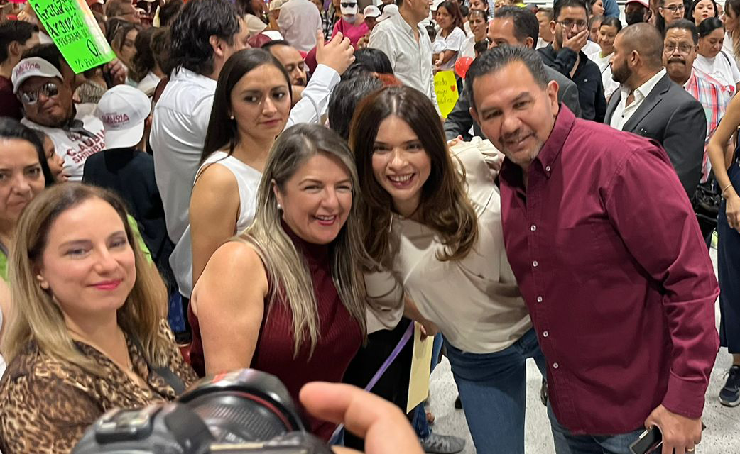 Llega alcalde al aeropuerto a recibir a Claudia Sheinbaum