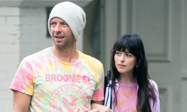 Chris Martin y Dakota Johnson siguen “felizmente” juntos: sí habrá boda