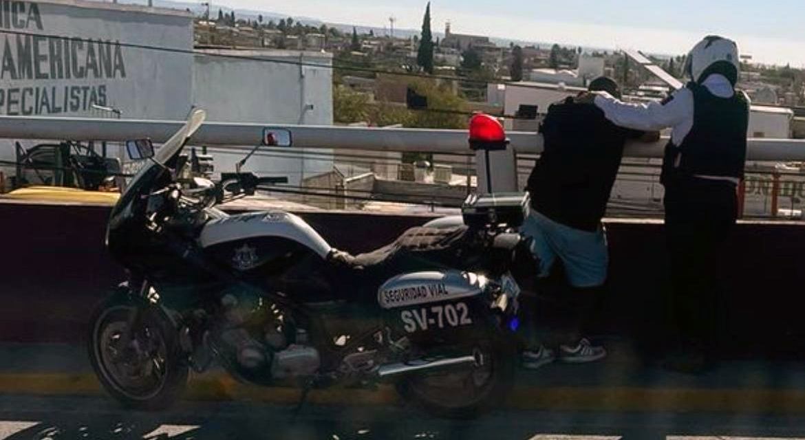 Rescata agente vial a hombre que pretendía lanzarse de un puente