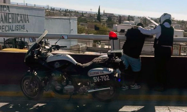 Rescata agente vial a hombre que pretendía lanzarse de un puente