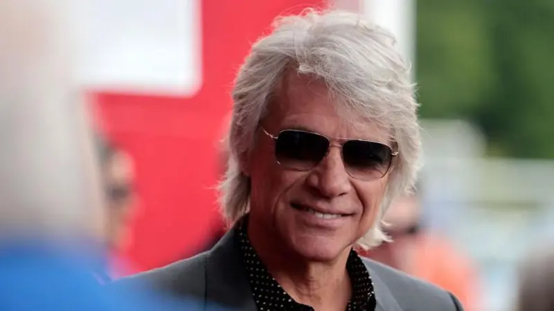 El cantante Jon Bon Jovi evita que una mujer salte de un puente