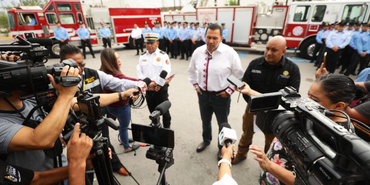 Entrega Presidente Pérez Cuéllar tres máquinas extintoras al Departamento de Bomberos